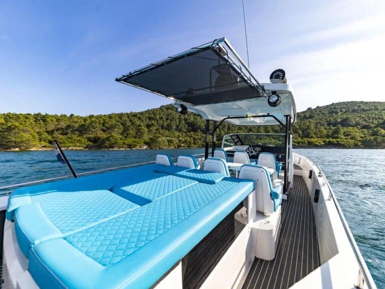 Axopar Axopar 37 Sun-Top in Bol on SamBoat