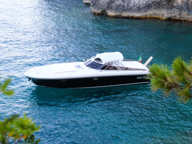 Bareboat Rental Motorboat Itama with a boat licence