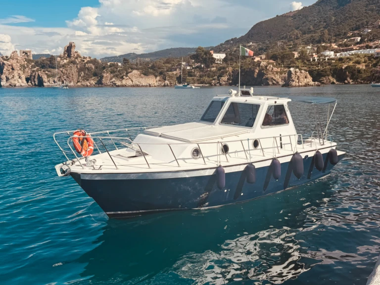 Boat rental aztec Crestline in Cefalù on Samboat