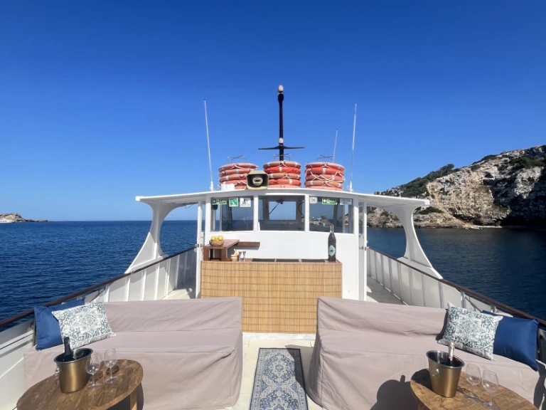 Bareboat Rental Motorboat Artesanal with a boat licence