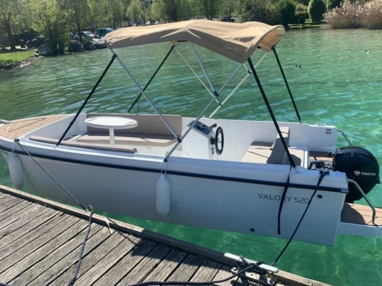 Bareboat Rental Motorboat Valory with a boat licence