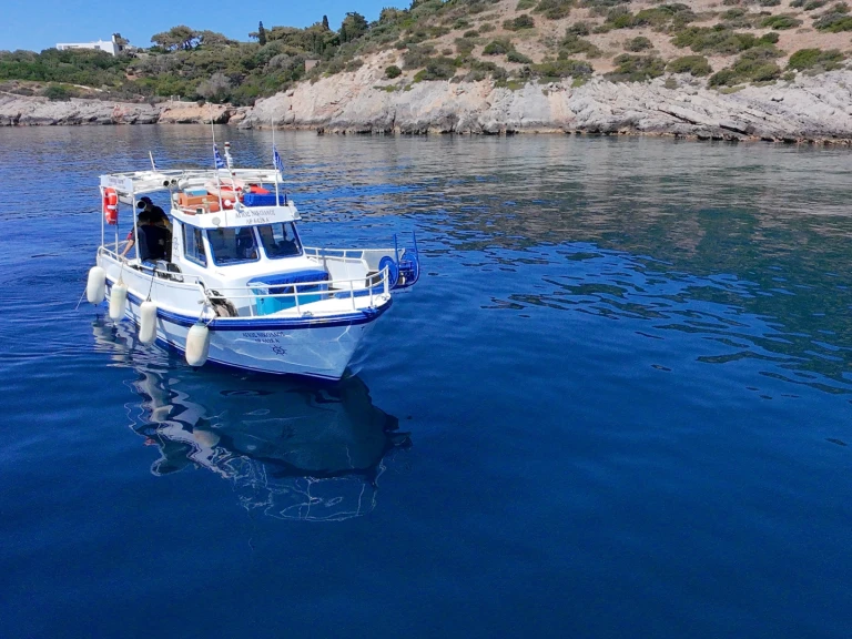 Motorboat rental in Pórto Ráfti - Traditional Greek 