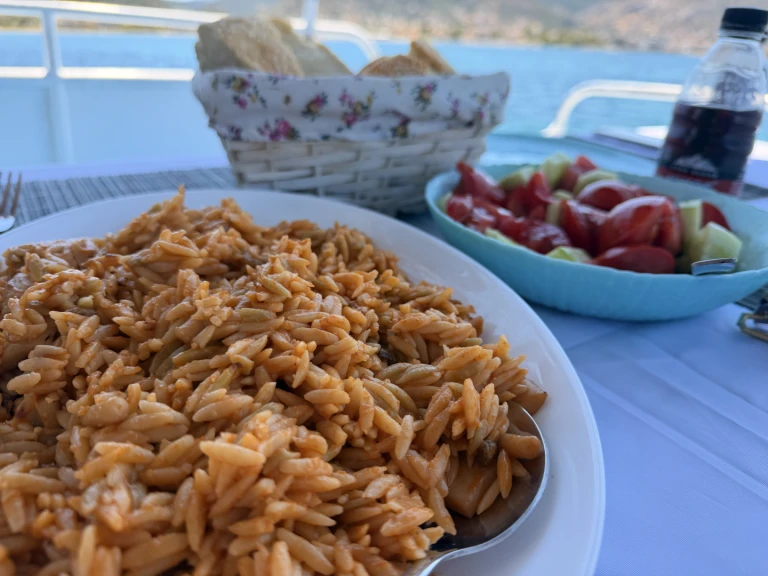 Motorboat rental in Pórto Ráfti - Traditional Greek 