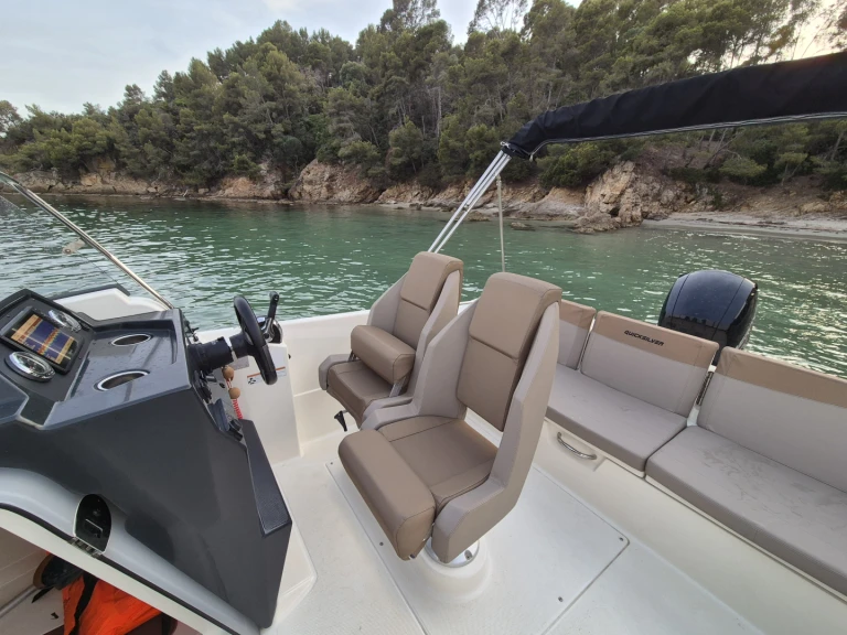 Bareboat Rental Motorboat Quicksilver with a boat licence