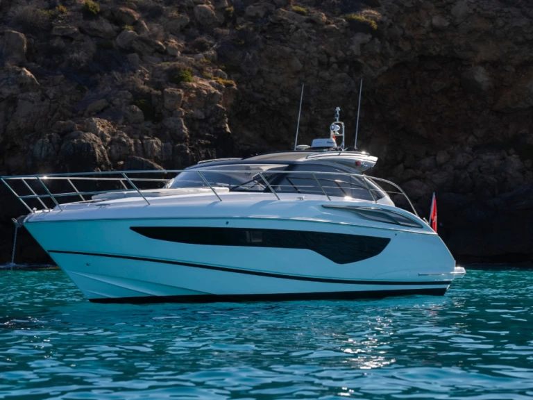 Bareboat Rental Motorboat Princess with a boat licence