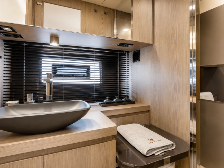 Luxury Yacht for rent Saint-Raphaël at the best price