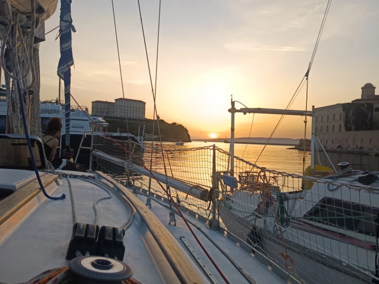 Jeanneau Attalia in Marseille on SamBoat
