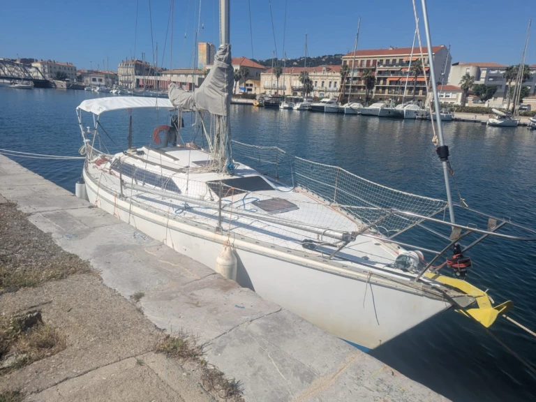 Rent a Jeanneau Attalia Marseille