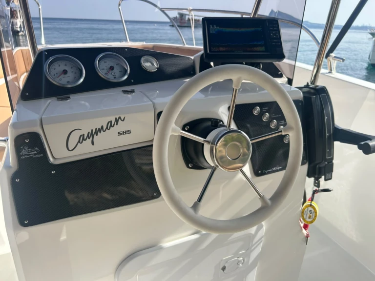 Motor yacht Caymam 585 in Marina Greenwich on SamBoat