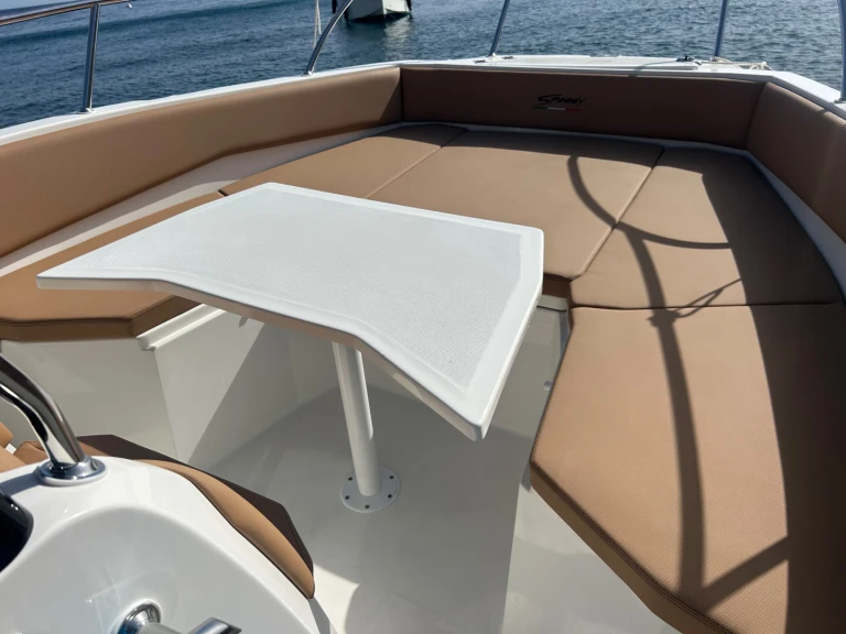 Boat rental Motor yacht Caymam 585 in Marina Greenwich on Samboat
