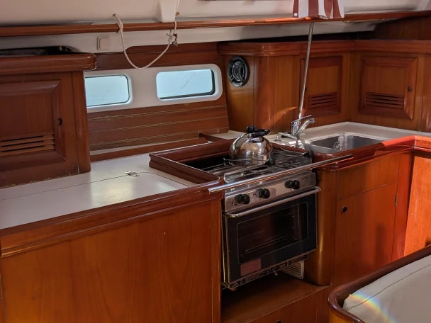 Bénéteau Oceanis 411 Clipper in Alimos on SamBoat