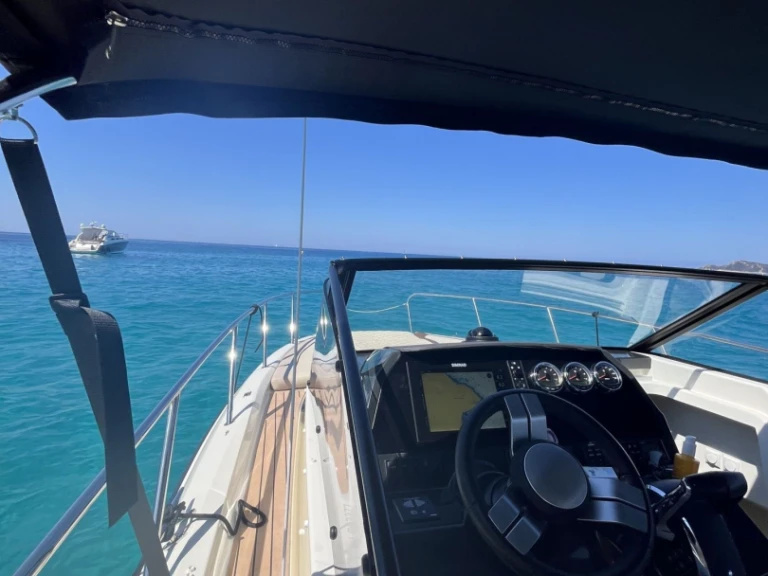Bareboat Rental Motorboat Quicksilver with a boat licence