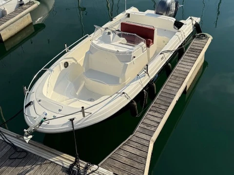 Bareboat Rental Motorboat Pacific Craft with a boat licence