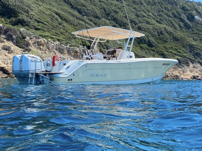 Robalo R30 in Naples on SamBoat