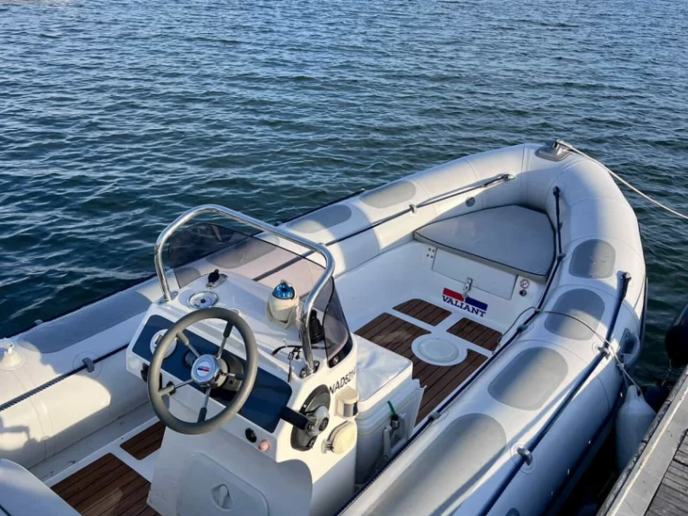 Rent a Valiant V-520 Vannes