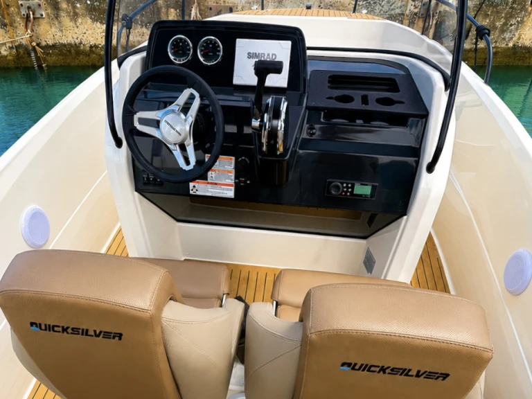 Bareboat Rental Motorboat Quicksilver with a boat licence
