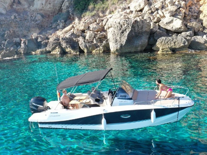 Bareboat Rental Motorboat Quicksilver with a boat licence