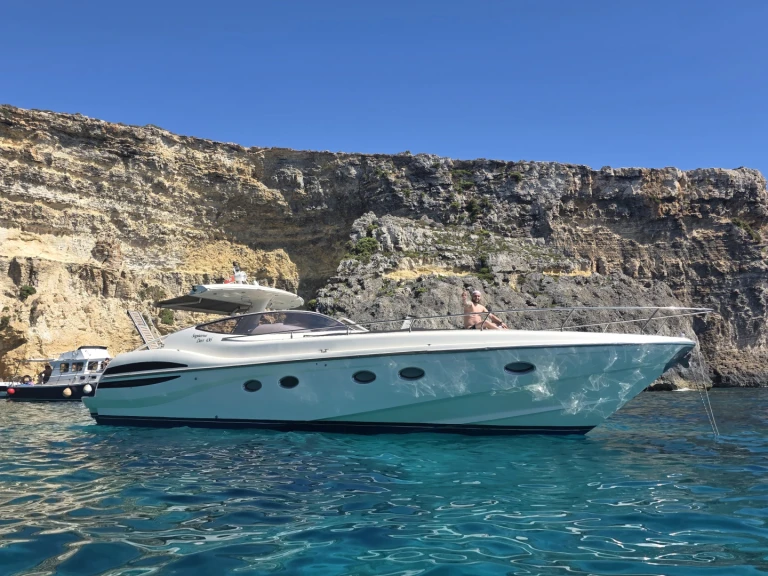 Motorboat for rent Saint Paul's Bay at the best price