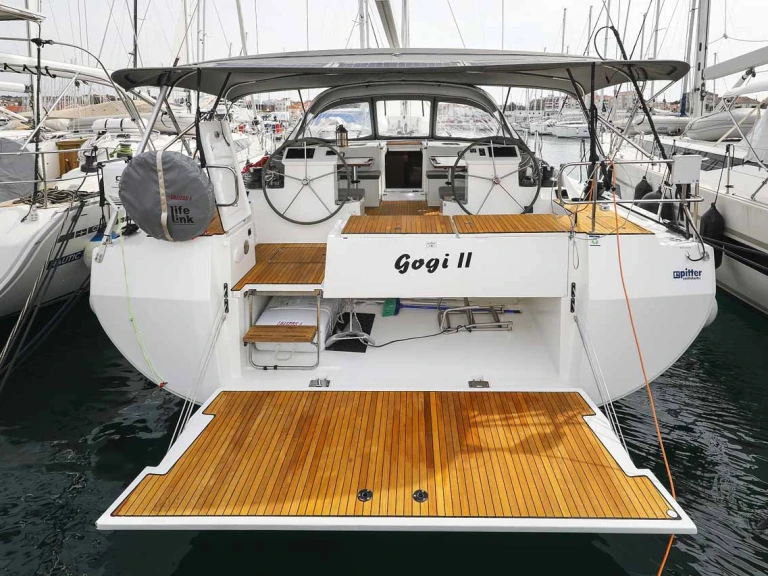 Rent a Bavaria Bavaria C50 Holiday - 5 + 1 cab. Trogir