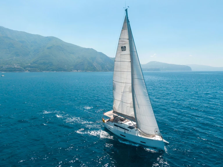 Dufour Dufour 430 in Castellammare di Stabia on SamBoat