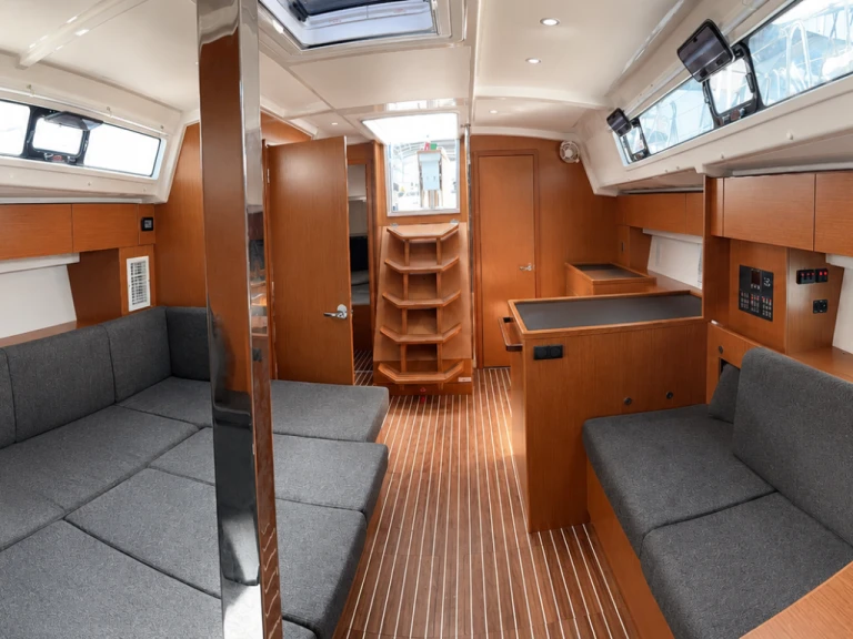 Rent a Bavaria Bavaria C42 Alimos