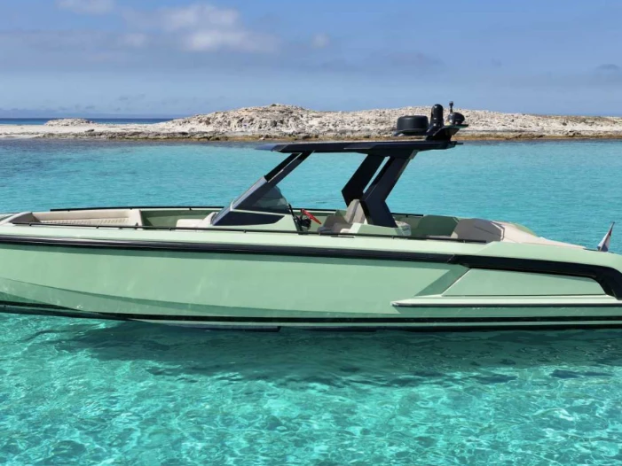 Bareboat Rental Motorboat Vanquish with a boat licence