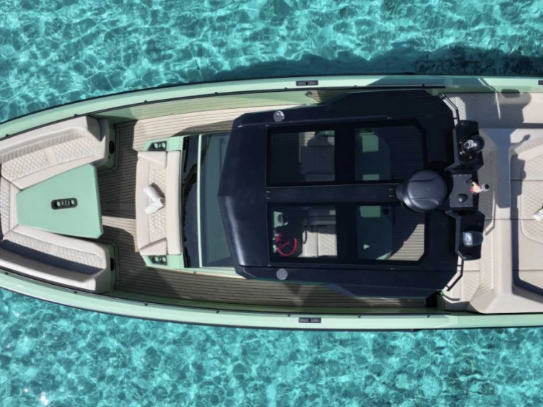 Vanquish VQ40 in Ibiza Town on SamBoat