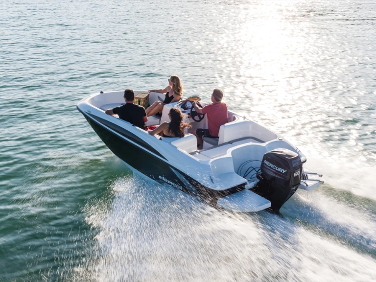 Bareboat Rental Motorboat Bayliner with a boat licence