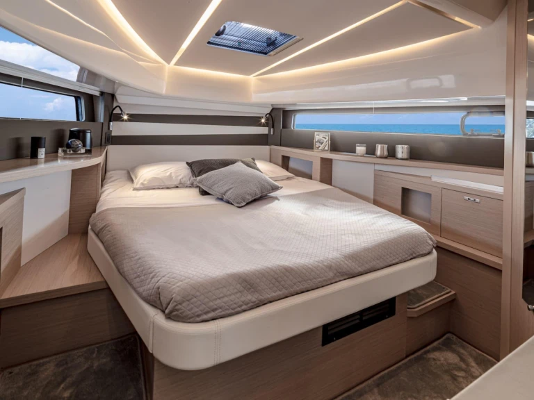 Yacht charter Juan-les-Pins cheap DB/37