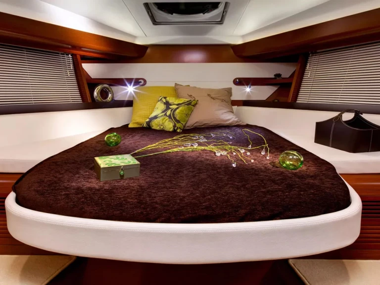 Bareboat Rental Luxury Yacht Bénéteau with a boat licence