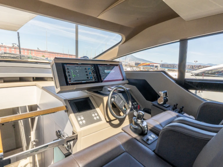 Boat rental Pershing 7x in Naples on Samboat
