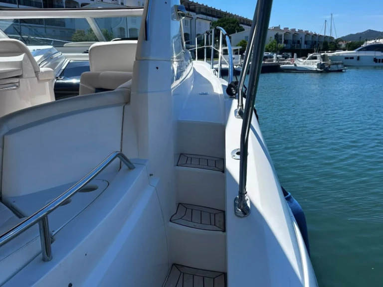 Bareboat Rental Motorboat Sunseeker with a boat licence