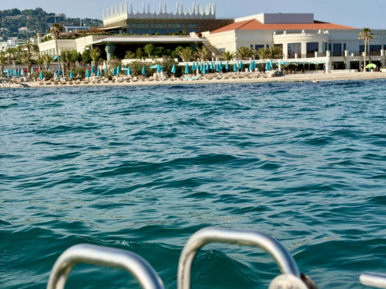 Motorboat for rent Cannes at the best price
