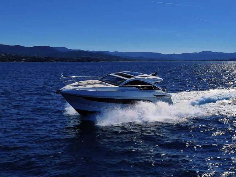 Luxury Yacht rental in Cogolin - Fairline Targa 45 Gran Turismo