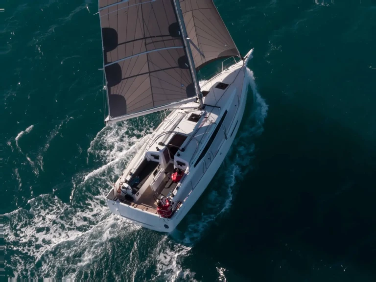 Jeanneau Sun Odyssey 380 in Hyères on SamBoat
