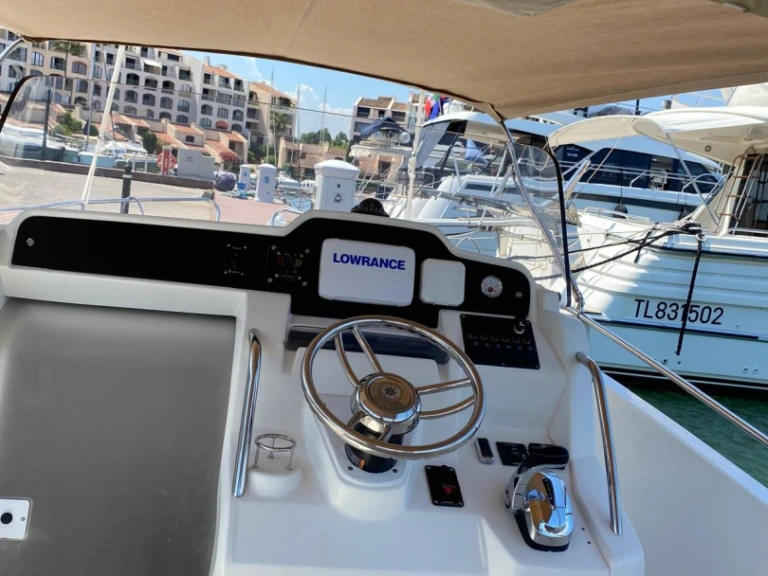 Motorboat rental with or without captain Jeanneau Saint-Tropez