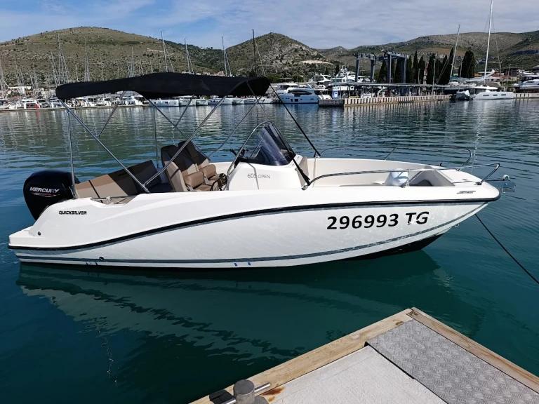 Bareboat Rental Motorboat Quicksilver with a boat licence