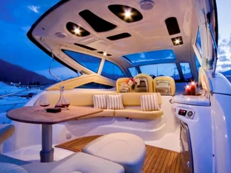 Bareboat Rental Luxury Yacht Cranchi with a boat licence
