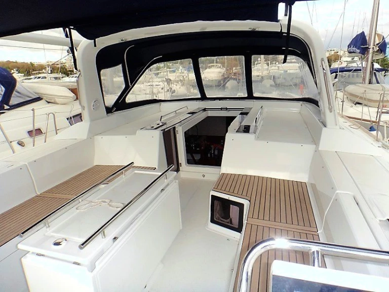 Bénéteau Oceanis 55 in Lávrio on SamBoat