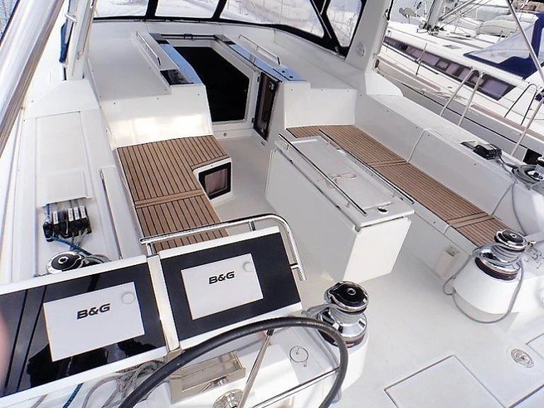 Rent a Bénéteau Oceanis 55 Lávrio