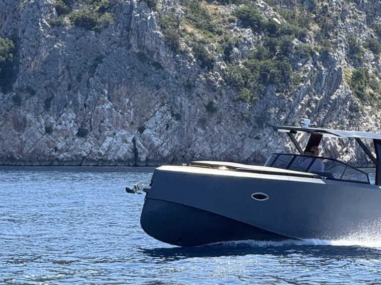 Motorboat rental in Split - Phantom yachts Phantom 10.0 TT
