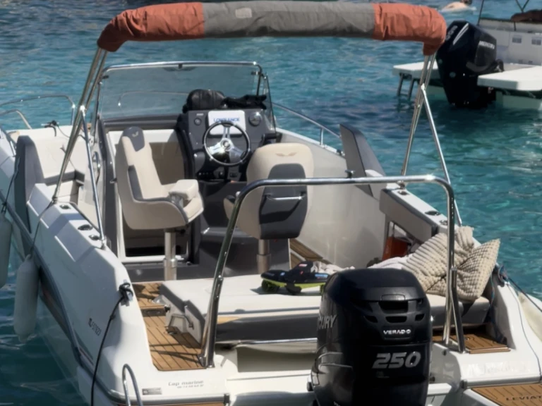 Bénéteau Flyer 7.7 SPACEdeck in Marseille on SamBoat