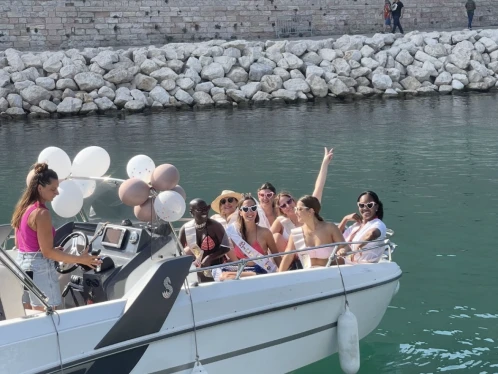 Boat rental Bénéteau Flyer 7.7 SPACEdeck in Marseille on Samboat