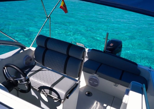 Bareboat Rental Motorboat Seabird with a boat licence