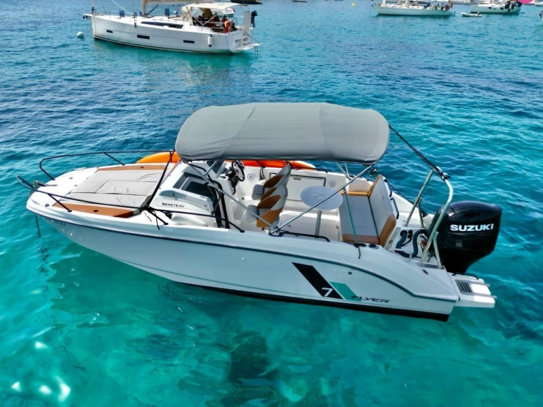 Motorboat rental with or without captain Bénéteau Fornells
