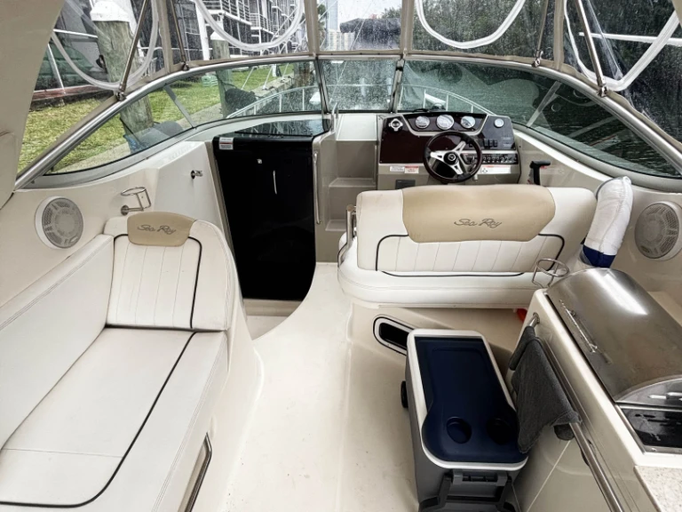 Bareboat Rental Motorboat Sea Ray with a boat licence