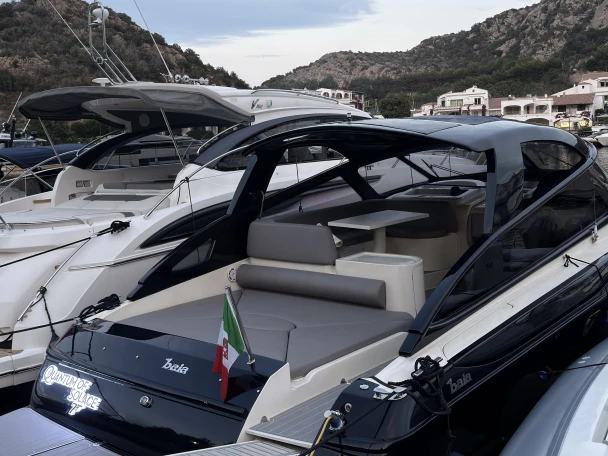 Bareboat Rental Motorboat Baia with a boat licence