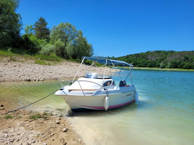 Quicksilver Activ 420 Cabin in La Tour-du-Meix on SamBoat