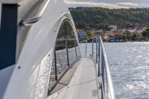 Bareboat Rental Motorboat Sunseeker with a boat licence