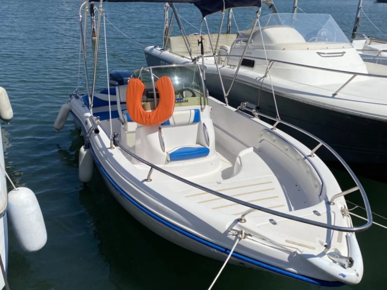 Motorboat for rent Port-Camargue at the best price